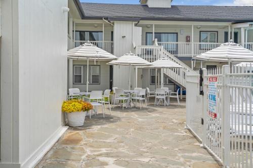 A Wave Inn - Montauk
