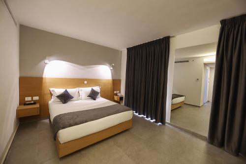 1 king bed, 1 sofa bed