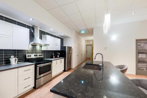 Kitchen, HoMa Homestay Hotel by Olympic Stadium Montreal Auberge-Hostel near Kazumi Sushi Lounge