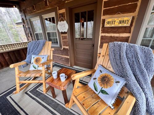 Boozy Bear Bungalow romantic cabin 5 mins 2 downtown with hot tub and fire pit in Gatlinburg, USA