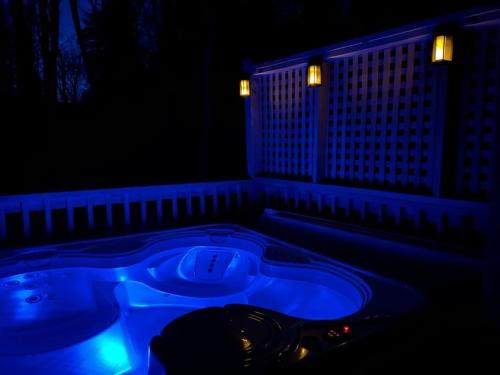Boozy Bear Bungalow romantic cabin 5 mins 2 downtown with hot tub and fire pit in Gatlinburg, USA