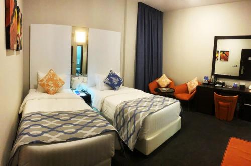 Deluxe Room Twin image 4