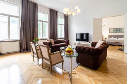 Large Luxury Residence Near Townhall & Votivkirche, Viena