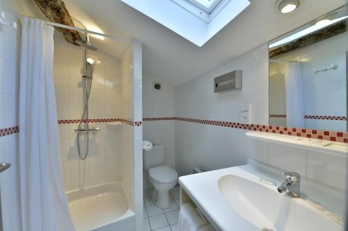 1 double bed, 2 twin beds