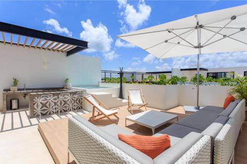 Ultimate PH in a Prime spot with Pv Rooftop Pool
