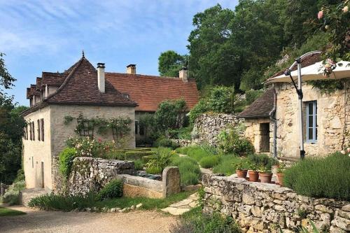 Relaxen bij zwembad met zicht over de Célé vallei gîte à louer Sauliac-sur-Célé