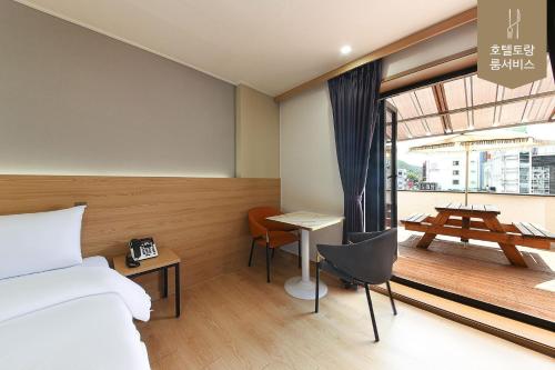 room detail thumbnail 0