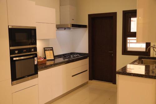 Ghumo - 2BR Serviced APT Near Airport - image 3