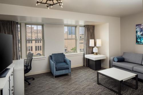 DoubleTree Suites by Hilton Hotel Detroit Downtown - Fort Shelby