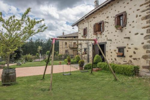 caserio vasco con piscina y barbacoa in Orozko