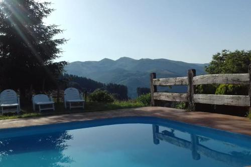caserio vasco con piscina y barbacoa in Orozko