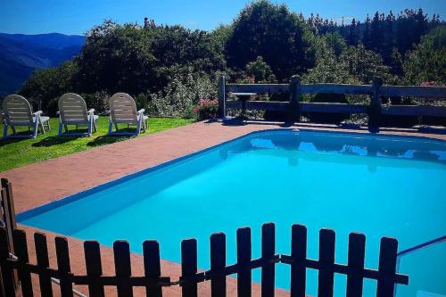 caserio vasco con piscina y barbacoa in Orozko