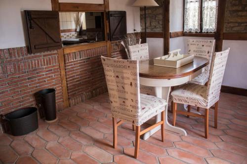 caserio vasco con piscina y barbacoa in Orozko