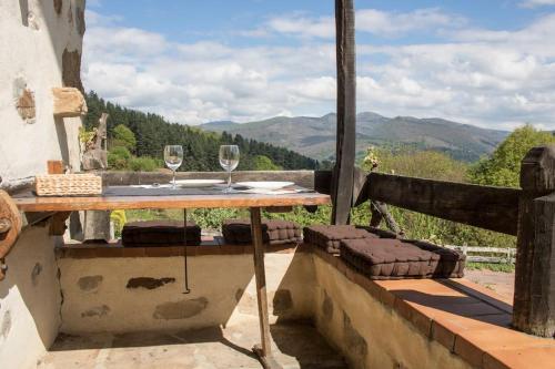 caserio vasco con piscina y barbacoa in Orozko
