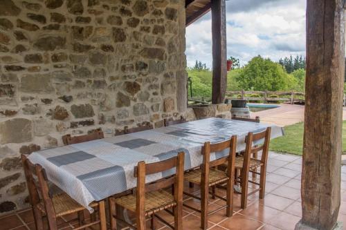 caserio vasco con piscina y barbacoa in Orozko