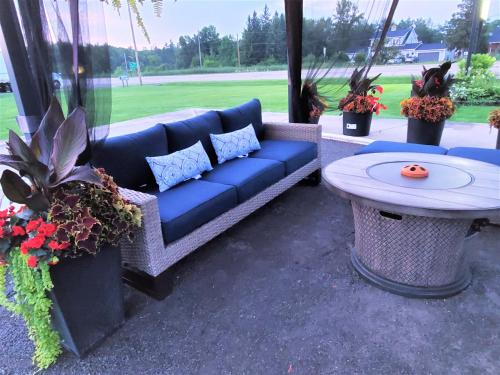 ทัศนียภาพภายนอกโรงแรม, ไนต์ อินน์ โคโลเนียล ไฟร์ไซด์ อินน์ (Knights Inn Colonial Fireside Inn) in เพมโบรก (ON)