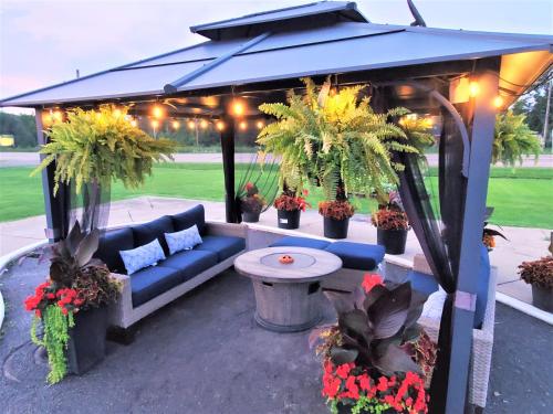 สภาพแวดล้อมโดยรอบ, ไนต์ อินน์ โคโลเนียล ไฟร์ไซด์ อินน์ (Knights Inn Colonial Fireside Inn) in เพมโบรก (ON)