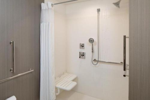 King Suite with Sofa Bed and Adapted Tub - Mobility Accessible