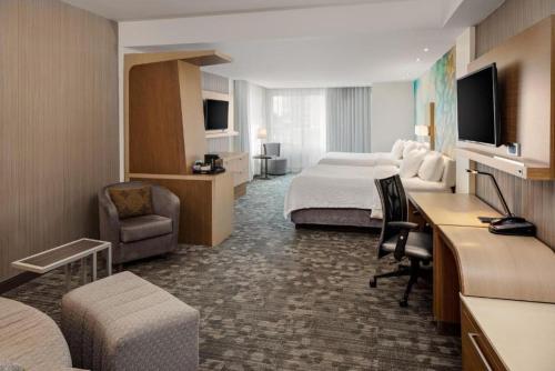 Suite, 2 Queen, Sofa bed