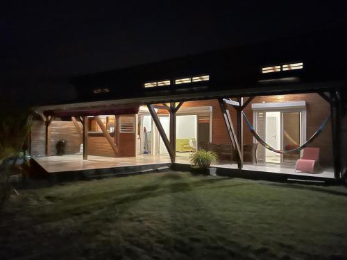 Фасада на хотела, Beau Bungalow proche des plages in Berard