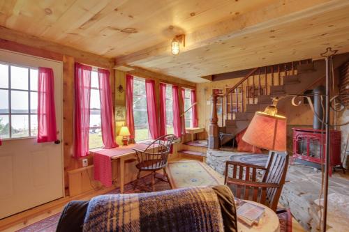 Cozy 1930s-style Waterfront Maine Cabin with Dock! in 巴斯