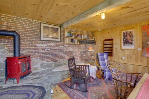 Cozy 1930s-style Waterfront Maine Cabin with Dock! in 巴斯