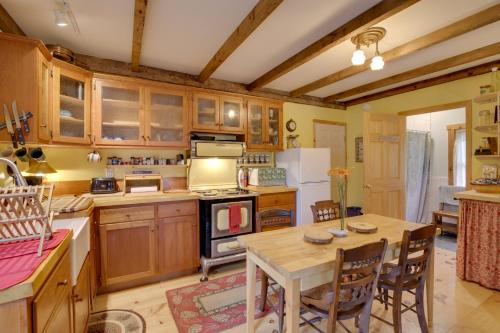 Cozy 1930s-style Waterfront Maine Cabin with Dock! in 巴斯