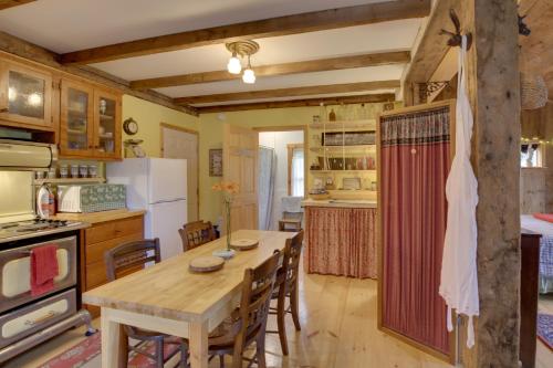 Cozy 1930s-style Waterfront Maine Cabin with Dock! in 巴斯