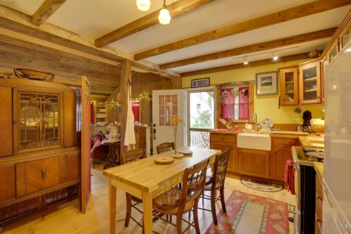 Cozy 1930s-style Waterfront Maine Cabin with Dock! in 巴斯