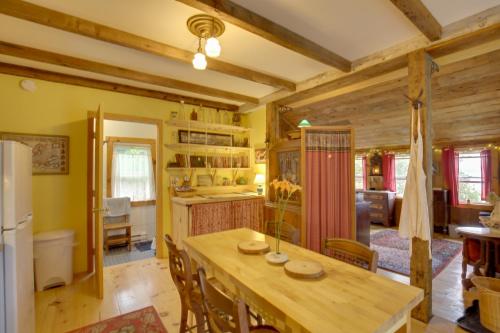 Cozy 1930s-style Waterfront Maine Cabin with Dock! in 巴斯