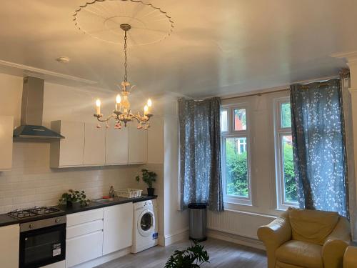 Homely 3 Bedroom Ground Floor Flat - Apartment - London