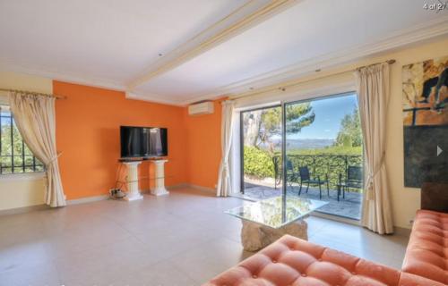 PROCHE CANNES, SPACIEUX VILLA APPARTEMENT, JARDIN et PISCINE PRIVE