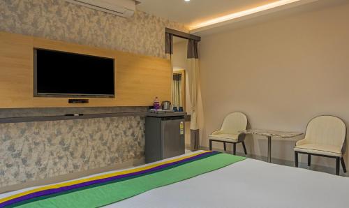 Deluxe Double Room image 5