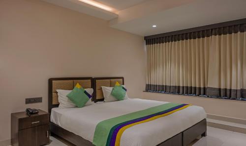 Deluxe Double Room image 6