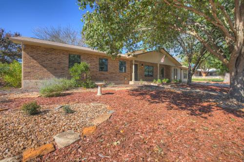 Huge Luxury Home with Hot Tub and Sauna - 2 mi to Dwntn