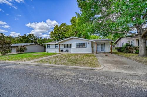 Stunning Home 3 min to Main with Hot tub and Firepit!