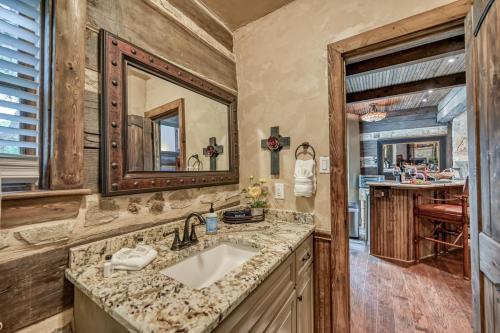 Luxury 23-ac Ranch Casita with Hot tub and Firepit!