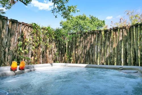 Poplar Place-Q with Hot tub and Firepit - 5 min to Main in Fredericksburg, USA