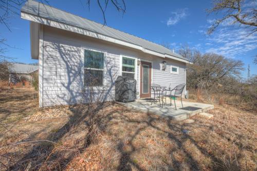 New! Luxury Cottage with Stunning Views-Spa Bath-Patio in Fredericksburg, USA