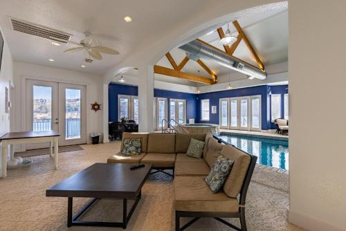 Luxurious Lakehouse with Indoor Pool-Hot Tub-Fire Pit in Marble Falls, USA