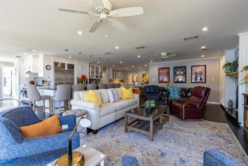 Luxurious Lakehouse with Indoor Pool-Hot Tub-Fire Pit in Marble Falls, USA