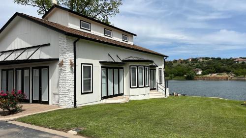 Luxurious Lakehouse with Indoor Pool-Hot Tub-Fire Pit in Marble Falls, USA