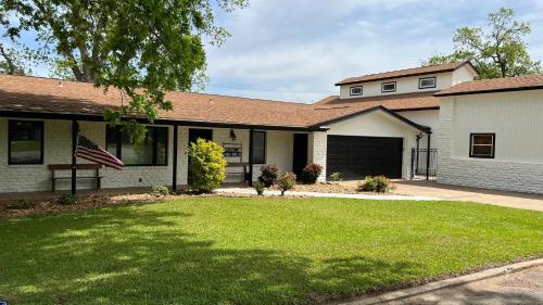 Luxurious Lakehouse with Indoor Pool-Hot Tub-Fire Pit in Marble Falls, USA