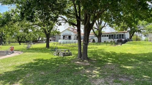 Luxurious Lakehouse with Indoor Pool-Hot Tub-Fire Pit in Marble Falls, USA