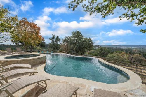 Stunning Ranch Villa with Pool - Game Room - Hot tub - Fire Pit & Gorgeous Views! in Kerrville, USA