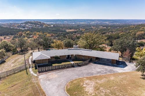Stunning Ranch Villa with Pool - Game Room - Hot tub - Fire Pit & Gorgeous Views! in Kerrville, USA