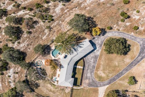 Stunning Ranch Villa with Pool - Game Room - Hot tub - Fire Pit & Gorgeous Views! in Kerrville, USA