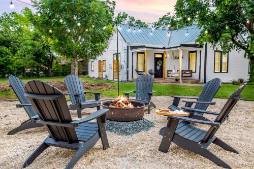 Poplar Place Main House with Hot tub-1 mi to Main St