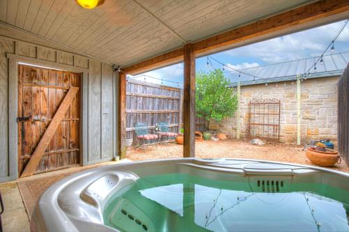 Romantic Oasis with Hot Tub Near Fred and Wineries! in Fredericksburg, USA