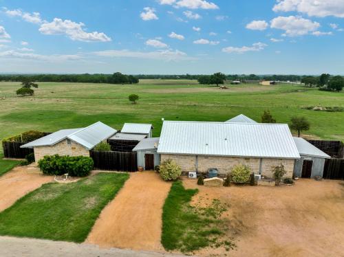 Romantic Oasis with Hot Tub Near Fred and Wineries! in Fredericksburg, USA